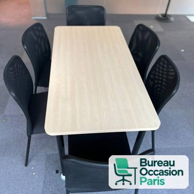 Table de réunion 4 à 6 places – bois clair, angles arrondis, pieds noirs