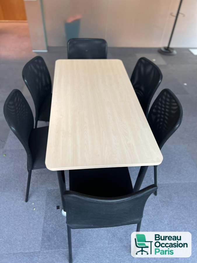 Table de réunion 4 à 6 places – bois clair, angles arrondis, pieds noirs