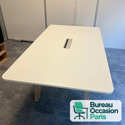 Table de réunion 6-8 places – blanche arrondie, pieds bois, trappe