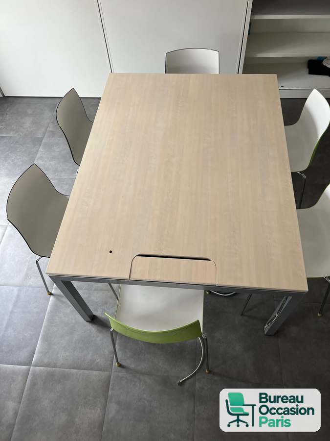 Table de réunion 6 places chêne clair – fente passe-câbles, pieds gris