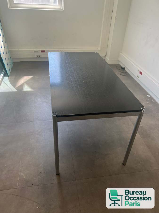 Table de réunion 6 places – plateau chêne noir, piètement tubulaire chromé