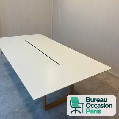Table de réunion 8-10 places – blanc mat, goulotte, luge en bois