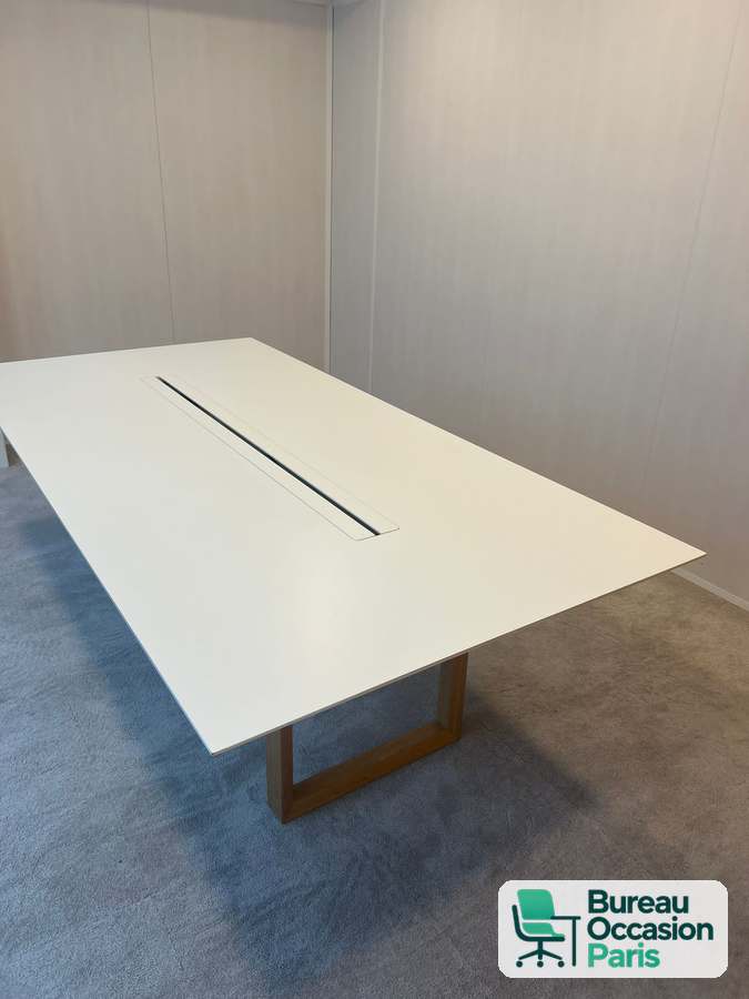 Table de réunion 8-10 places – blanc mat, goulotte, luge en bois