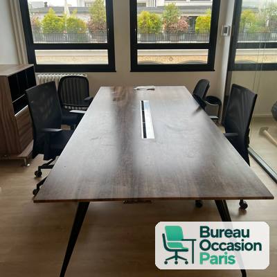 Table de réunion 8-10 places – ton noyer, pieds compas noirs, goulotte