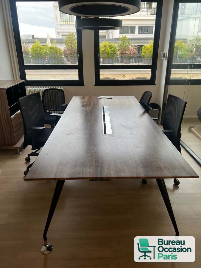 Table de réunion 8-10 places – ton noyer, pieds compas noirs, goulotte