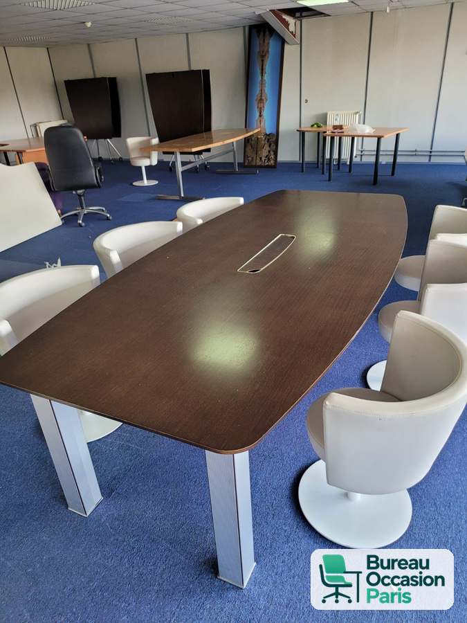 Table de réunion 8 places en tonneau wengé sur pieds carrés aluminium