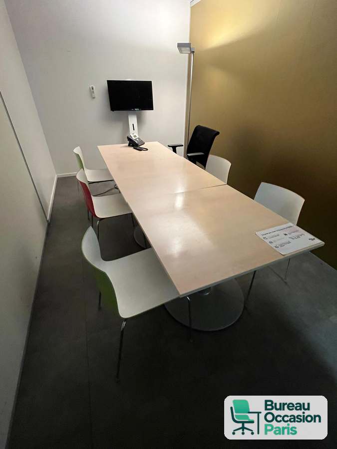 Table de réunion allongée bois clair sur pied central – 6 à 8 places