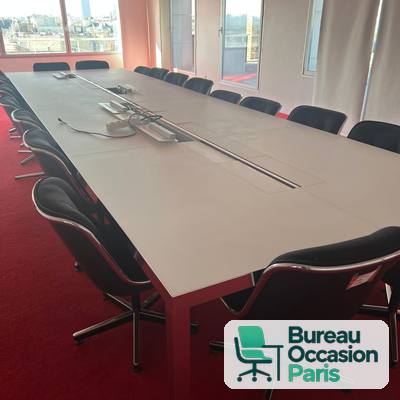 Table de réunion blanche 16 à 20 places et plus – trappes de connexion