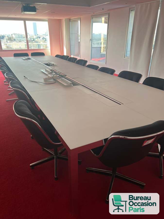 Table de réunion blanche 16 à 20 places et plus – trappes de connexion