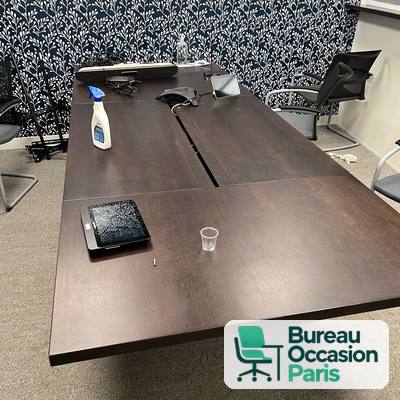 Table de réunion bois foncé 6 à 8 places – goulotte centrale
