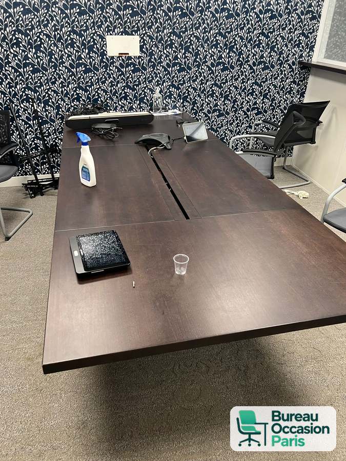 Table de réunion bois foncé 6 à 8 places – goulotte centrale