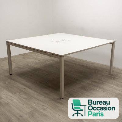 Table de réunion carrée 4-6 places – blanche, trappe, pieds gris
