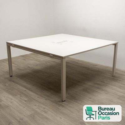 Table de réunion carrée 4-6 places – blanche, trappe, pieds gris