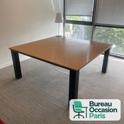 Table de réunion carrée 4 à 6 personnes, plateau chêne et pieds noirs