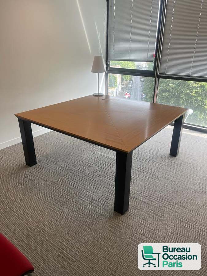 Table de réunion carrée 4 à 6 personnes, plateau chêne et pieds noirs