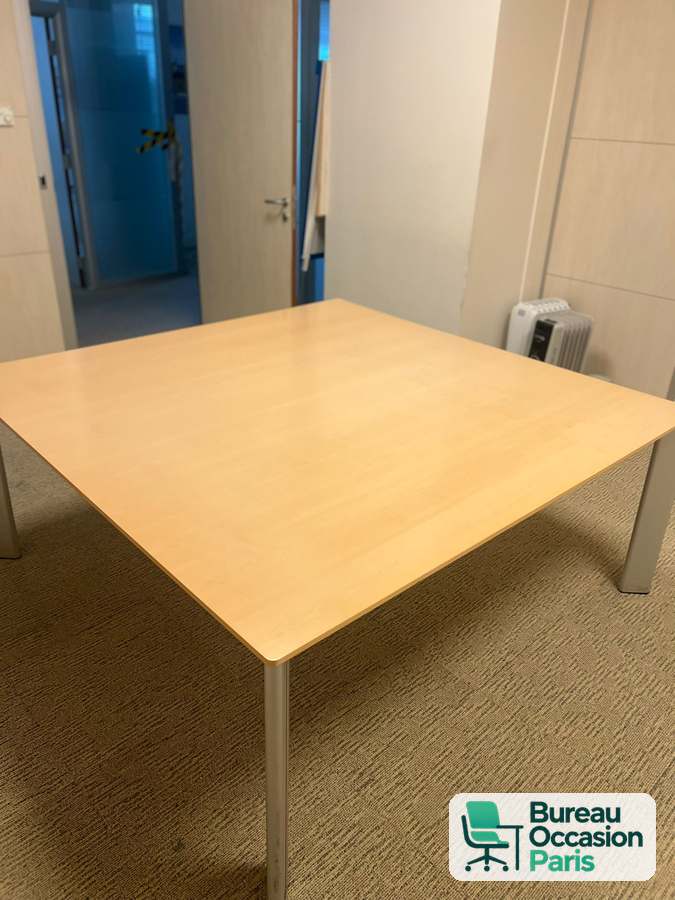 Table de réunion carrée 4 à 8 places – ton chêne clair, pieds gris