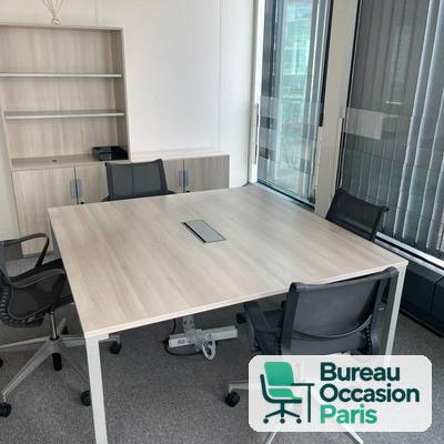 Table de réunion carrée bois clair – trappe de connexion centrale