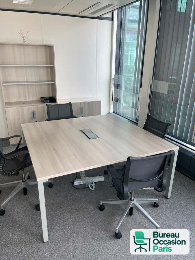 Table de réunion carrée bois clair – trappe de connexion centrale