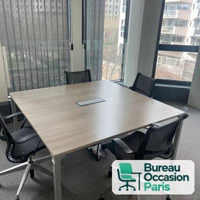 Table de réunion carrée chêne grisé, 4 pieds blancs et trappe