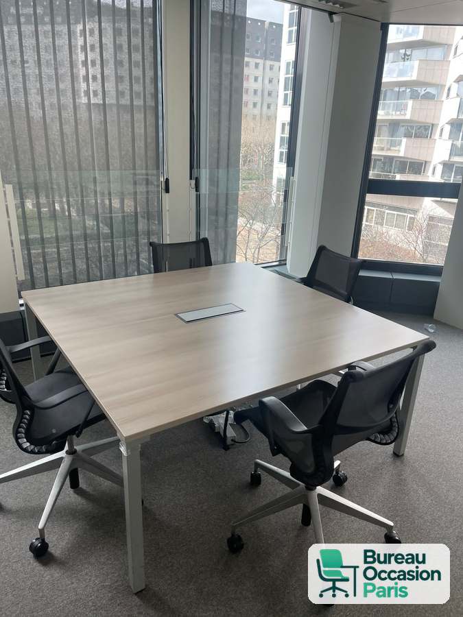 Table de réunion carrée chêne grisé, 4 pieds blancs et trappe