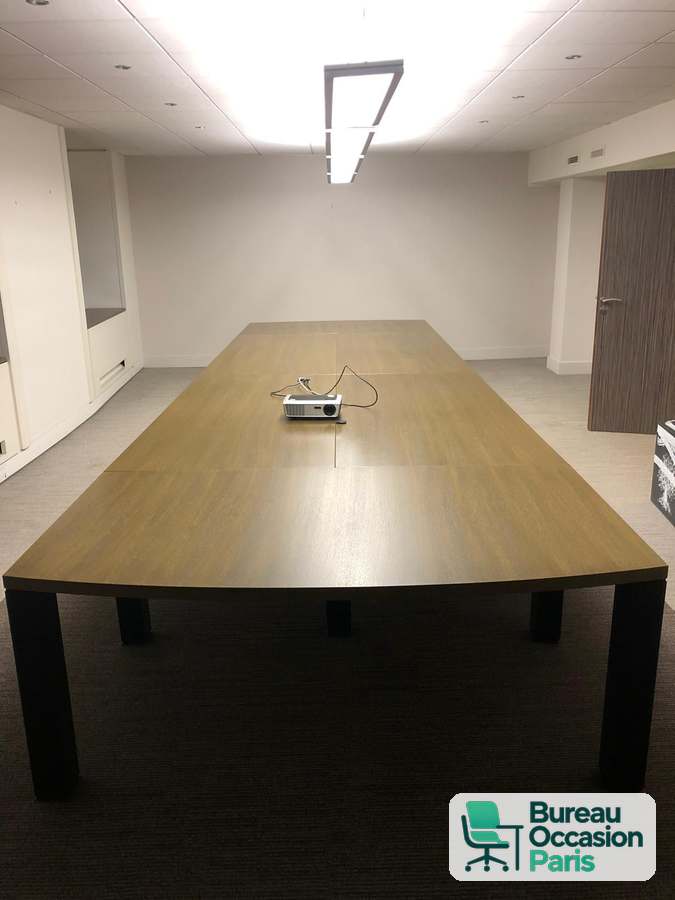 Table de réunion chêne 10-12 personnes sur pieds noirs carrés