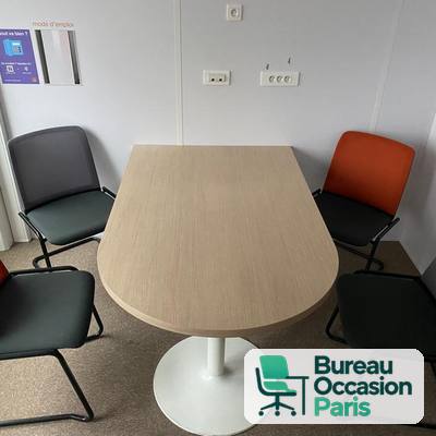 Table de réunion chêne clair à bout arrondi – pied central blanc
