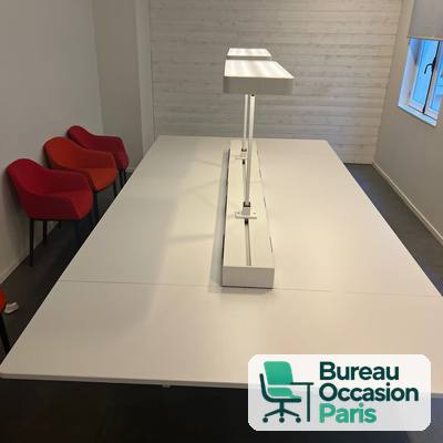 Table de réunion connectée blanche – bandeau prises et luminaire intégré
