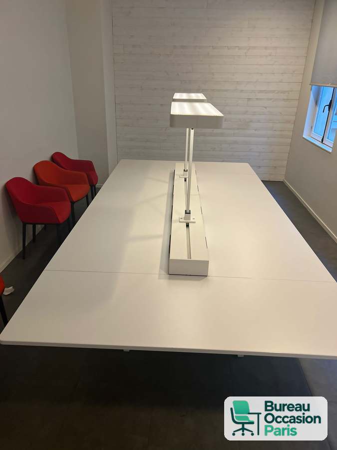 Table de réunion connectée blanche – bandeau prises et luminaire intégré