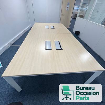 Table de réunion érable 8 places – piètement blanc, trappes avec prises