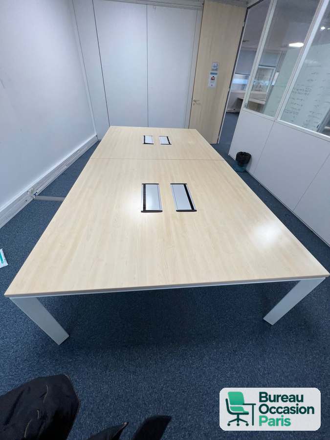 Table de réunion érable 8 places – piètement blanc, trappes avec prises