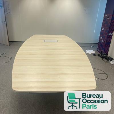 Table de réunion forme tonneau bois clair – boîtier de prises encastré