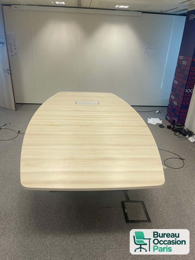 Table de réunion forme tonneau bois clair – boîtier de prises encastré