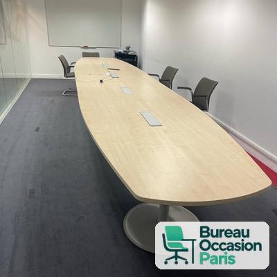 Table de réunion grand format tonneau érable, boîtiers de connexion