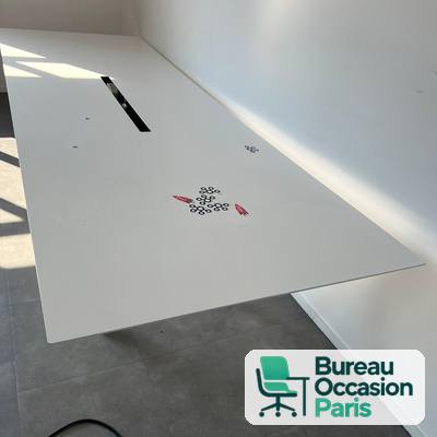 Table de réunion grand plateau blanc – goulotte passe-câbles centrale