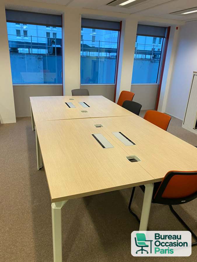 Table de réunion juxtaposable érable, piètement blanc et trappes