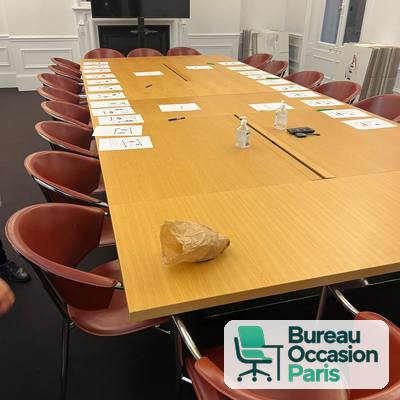 Table de réunion modulaire 20 places – placage chêne, trappes de connexion