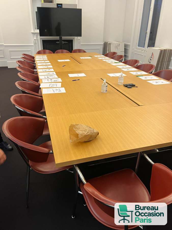 Table de réunion modulaire 20 places – placage chêne, trappes de connexion