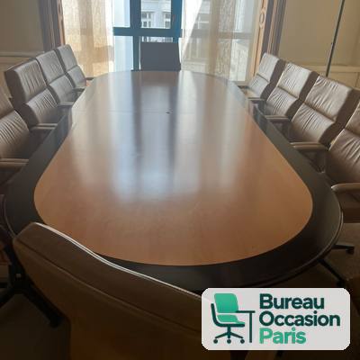 Table de réunion ovale 12 places et plus – bois clair, bandeau foncé
