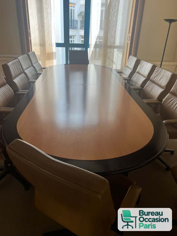 Table de réunion ovale 12 places et plus – bois clair, bandeau foncé