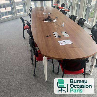 Table de réunion ovale 14-16 places – ton noyer, pieds blancs, trappes
