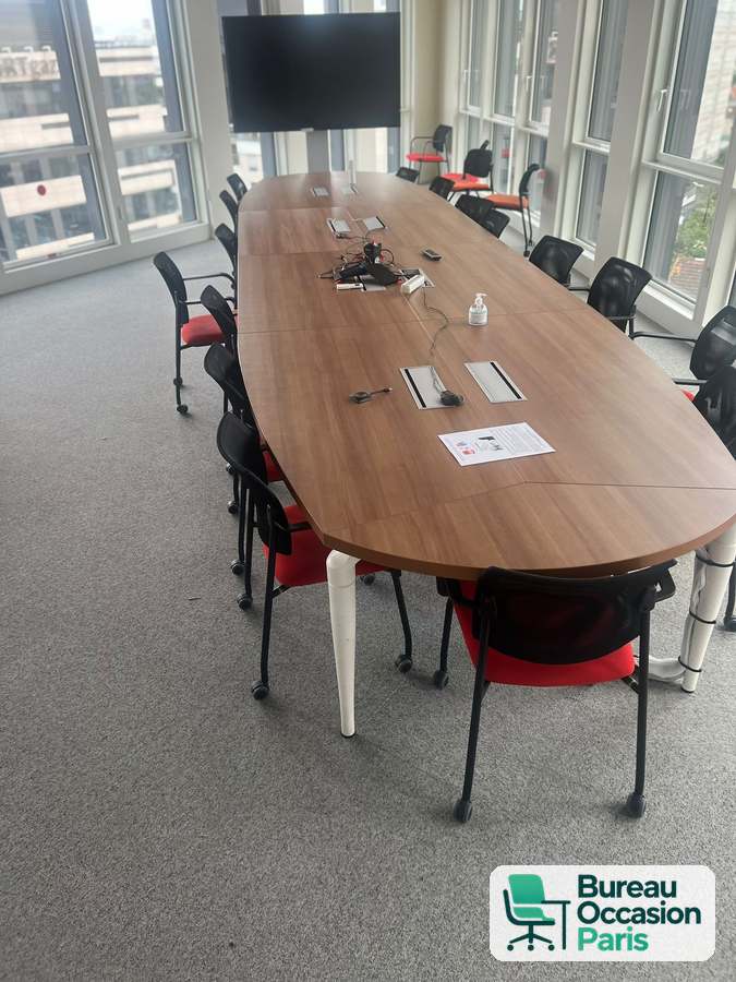Table de réunion ovale 14-16 places – ton noyer, pieds blancs, trappes