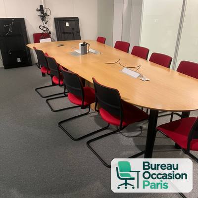 Table de réunion ovale 14 à 16 personnes, bois clair et pieds noirs