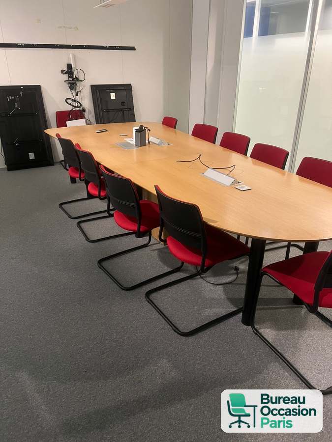 Table de réunion ovale 14 à 16 personnes, bois clair et pieds noirs
