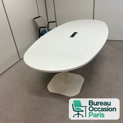 Table de réunion ovale 6 places – blanche, pied central, bloc prises