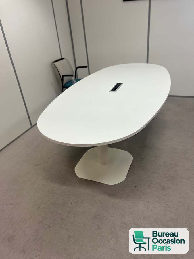 Table de réunion ovale 6 places – blanche, pied central, bloc prises