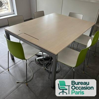 Table de réunion rectangulaire bois clair – fente passe-câbles, pieds gris
