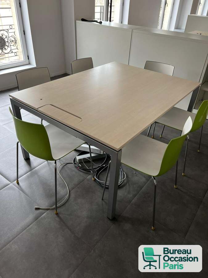 Table de réunion rectangulaire bois clair – fente passe-câbles, pieds gris