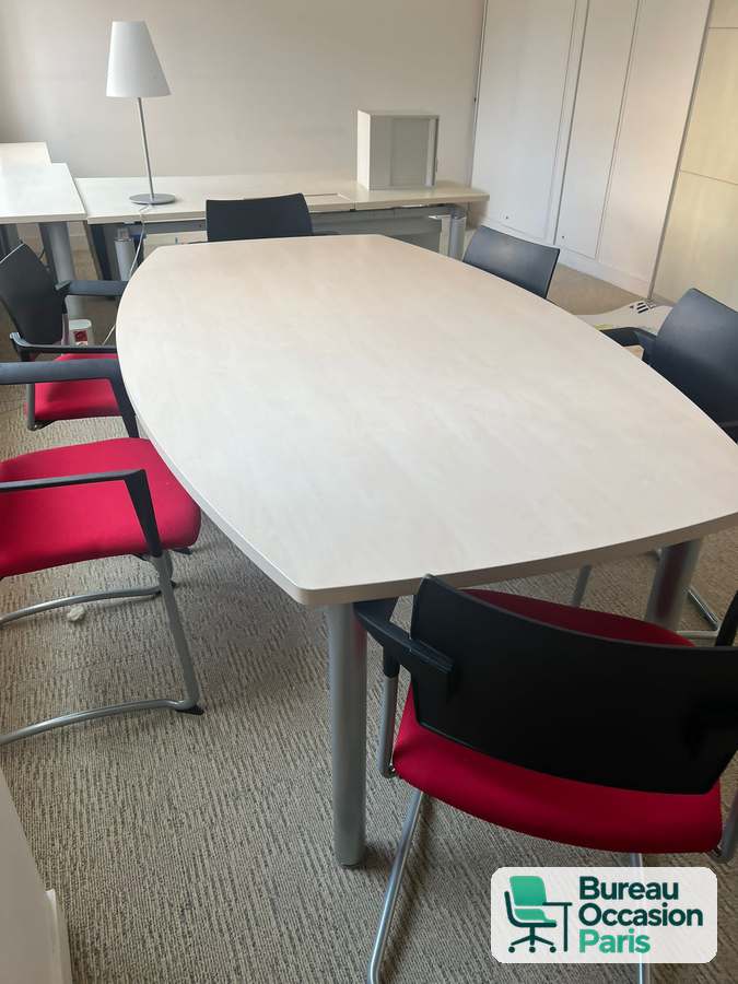 Table de réunion tonneau 6 places – finition érable clair, pieds ronds gris