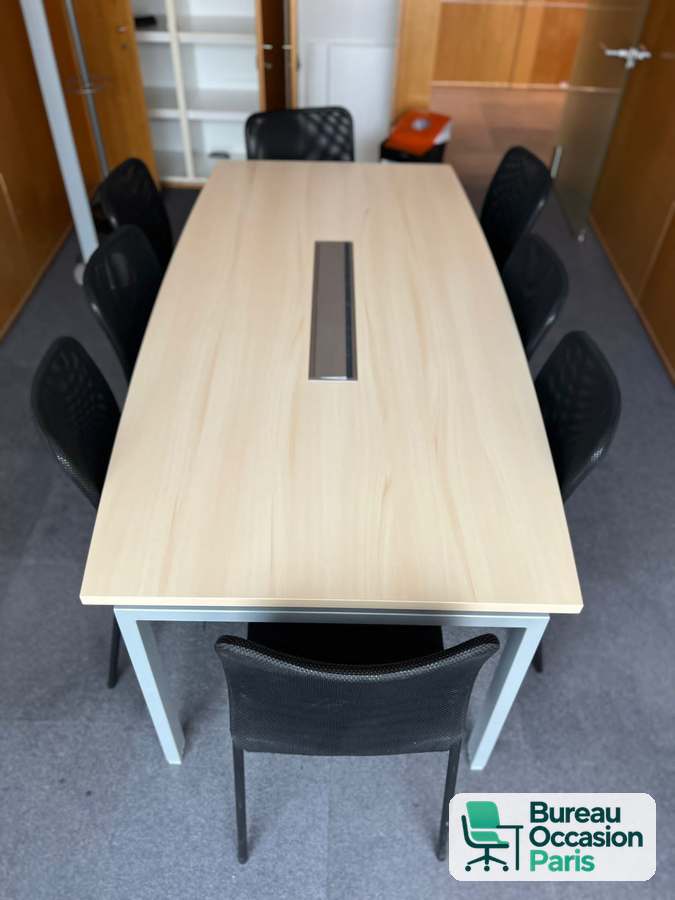 Table de réunion tonneau 8 à 10 places – bois clair, trappe câbles