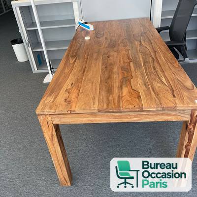 Table en bois massif au veinage marqué sur pieds carrés